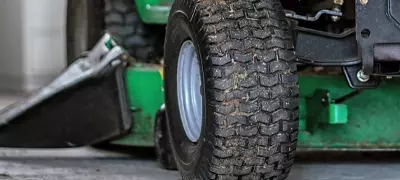Comment réparer ou remplacer un pneu de tracteur tondeuse ?