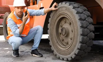 Comment remplacer un pneu plein ?