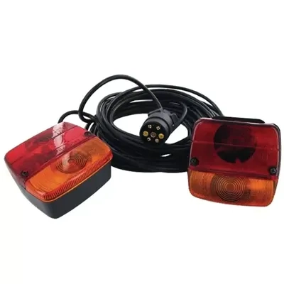 2 feux arrière carré reliés - 4 fonctions - câble 12m avec prise mâle 7 plots - entre-feux 4m - contient les ampoules
