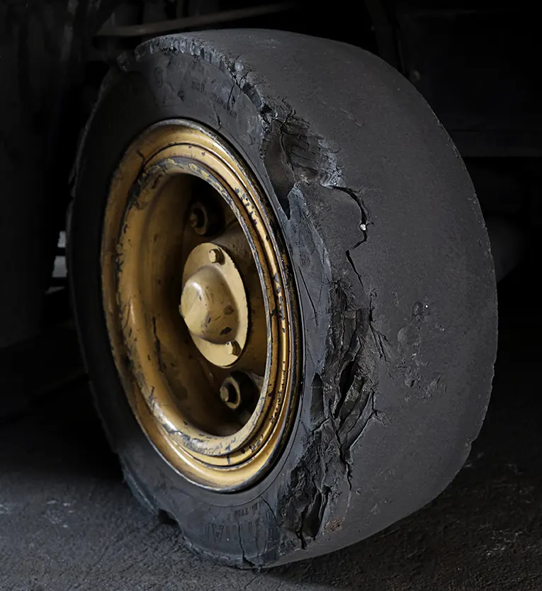 Comment savoir quand changer les pneus d'un chariot élévateur ?